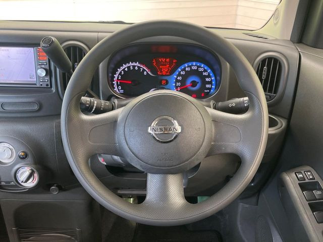 �C���e���A�ɍ��킹���f�U�C���̃X�e�A�����O�́A�^�]�������̂��Ƃ��l���A�^�]���₷���`��A�傫���ł��B�����x�A���ۂɐG���Ă��m���߂��������B