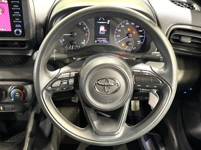 インテリアに合わせたデザインのステアリングは、運転される方のことも考え、運転しやすい形状、大きさです。是非一度、実際に触ってお確かめください。