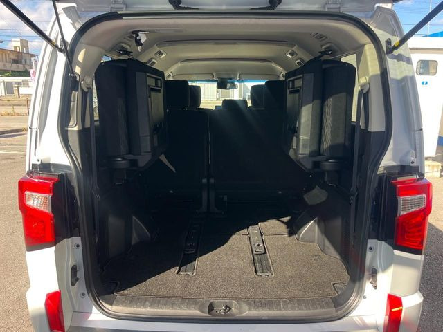 普段のお買い物や通勤、送迎等に十分な荷室スペースを確保しております。セカンドシートを倒すと、大きな荷物の積載も可能です♪