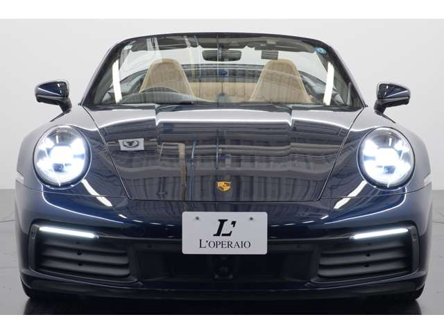 911伝統の丸型ヘッドライトと、低く構えたフロントノーズが印象的なフロントフェイス。ワイドなフェンダーと流麗なボンネットが織りなすフォルムは、ひと目でポルシェと分かる存在感を放ちます。