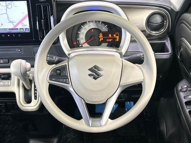 �C���e���A�ɍ��킹���f�U�C���̃X�e�A�����O�́A�^�]�������̂��Ƃ��l���A�^�]���₷���`��A�傫���ł��B�����x�A���ۂɐG���Ă��m���߂��������B