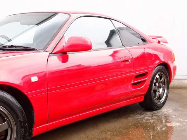 人気のMR2カスタム車両の入庫!全国でも台数の少ないATモデルをベースに外装同色塗装、RAYS製TE37SL15AW、ローダウン、バックカメラなどの充実装備にタイヤもADVANを装着。溝も9分山有