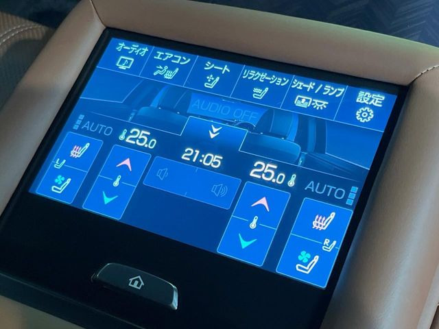 【リアマルチオペレーションシステム】装備!オーディオをはじめ、エアコン、シート機能、リラクゼーション機能、サンシェードなどの操作を後席のアームレストコントローラーで出来ます☆後ろの席の方にも快適装備