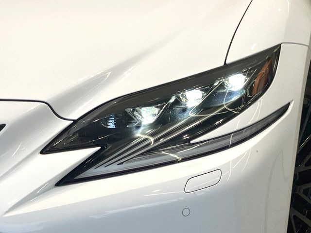 【三眼LEDヘッドライト】スタイリッシュな見た目の三眼LEDヘッドライトを装備♪スタイルだけでなく、夜間の走行も視界良好で安心してお乗りいただけます。
