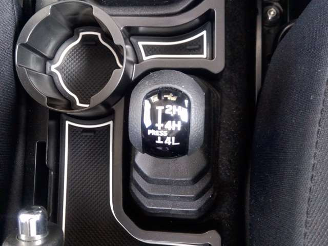 ���p�[�g�^�C��4WD���H�ʏ󋵂ɉ�����2WD&hArr;4WD�����R�ɐ؂�ւ��đ��s�ł��܂�!���[�h�֑ؑ�����s���̂����ϑ��@!�_�C���N�g�ȑ��슴������g�����X�t�@�[���o�[�ł�!