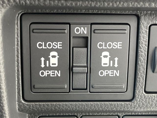 【両側パワースライドドア】スマートキーや運転席のスイッチで後席両側スライドドアの開閉が可能♪電動だから力を入れてドアを開ける必要が無く、小さなお子様でも簡単に開け閉めでき快適です♪