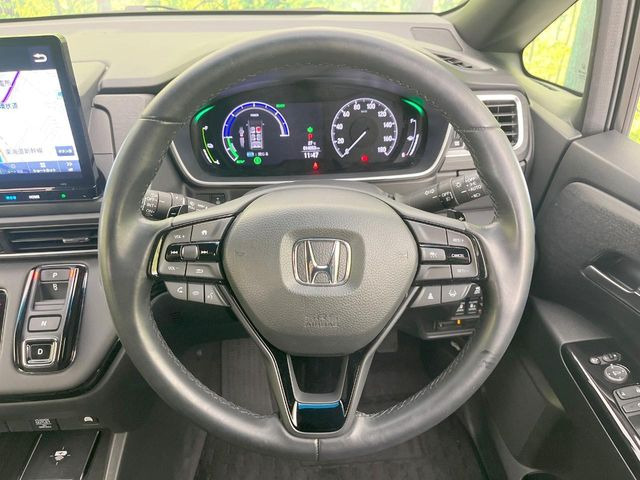 �C���e���A�ɍ��킹���f�U�C���̃X�e�A�����O�́A�^�]�������̂��Ƃ��l���A�^�]���₷���`��A�傫���ł��B�����x�A���ۂɐG���Ă��m���߂��������B