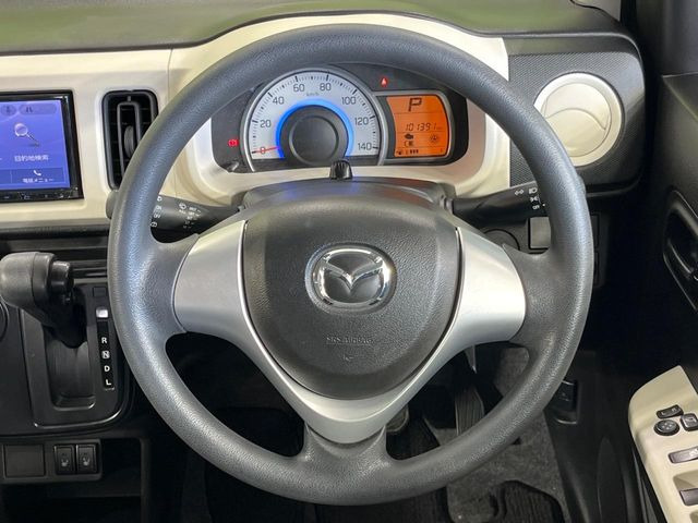 �C���e���A�ɍ��킹���f�U�C���̃X�e�A�����O�́A�^�]�������̂��Ƃ��l���A�^�]���₷���`��A�傫���ł��B�����x�A���ۂɐG���Ă��m���߂��������B
