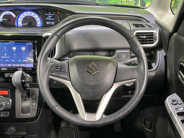 �C���e���A�ɍ��킹���f�U�C���̃X�e�A�����O�́A�^�]�������̂��Ƃ��l���A�^�]���₷���`��A�傫���ł��B�����x�A���ۂɐG���Ă��m���߂��������B