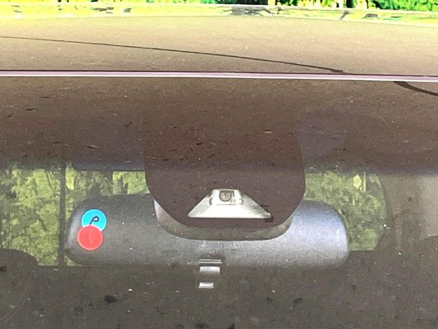 【ホンダセンシング】走行中に前方の車両等を認識し、衝突しそうな時は警報とブレーキで衝突回避と被害軽減をアシスト。より安全にドライブをお楽しみいただけます。