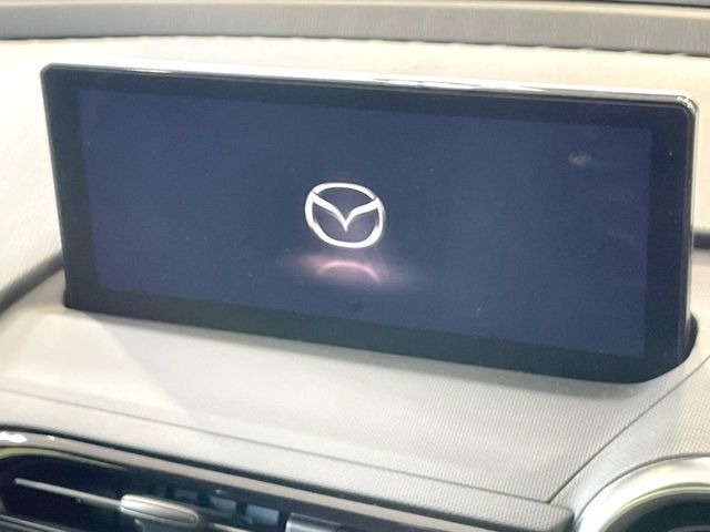 【8.8インチマツダコネクト】車内の雰囲気にマッチした大型のディスプレイ。スマホ接続でのナビ使用やBluetooth再生等、様々な機能が楽しめます。直感的なダイヤル操作が可能で、使い勝手も良好です。