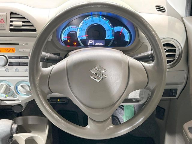�C���e���A�ɍ��킹���f�U�C���̃X�e�A�����O�́A�^�]�������̂��Ƃ��l���A�^�]���₷���`��A�傫���ł��B�����x�A���ۂɐG���Ă��m���߂��������B