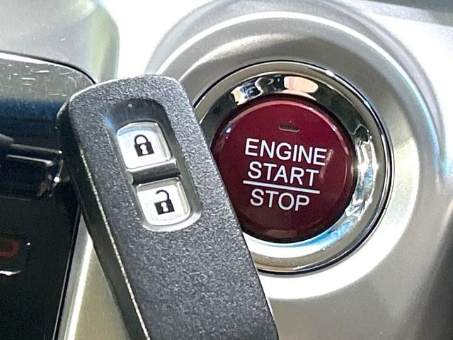�yHonda�X�}�[�g�L�[�z�J�o����|�P�b�g�ɓ��ꂽ�܂܂ł��h�A�̎{���E�������\�ȃX�}�[�g�L�[�𑕔��B�G���W���̃I���E�I�t�����J�M�����o���K�v����������Ƃ��Ă��֗��ł���