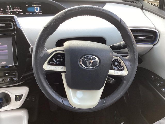 【純正革巻きステアリング】上質な革を使用することで、手にしっかり馴染みとても運転しやすいハンドルです♪