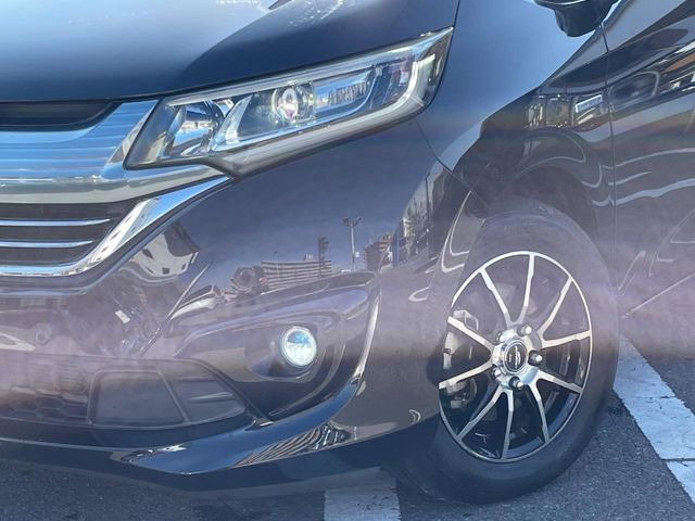 【LEDヘッドライト】悪天候や夜間走行時も良好な視界を確保し安心して運転できる高輝度LEDヘッドライトを装備!点灯速度が早く、消費電力も抑えられています。