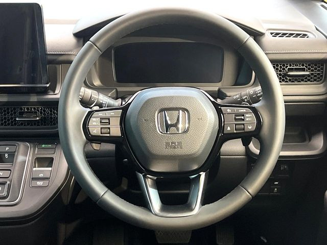 �C���e���A�ɍ��킹���f�U�C���̃X�e�A�����O�́A�^�]�������̂��Ƃ��l���A�^�]���₷���`��A�傫���ł��B�����x�A���ۂɐG���Ă��m���߂��������B