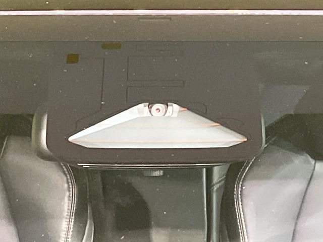 【トヨタセーフティセンス】走行中に前方の車両等を認識し、衝突しそうな時は警報とブレーキで衝突回避と被害軽減をアシスト。より安全にドライブをお楽しみいただけます。