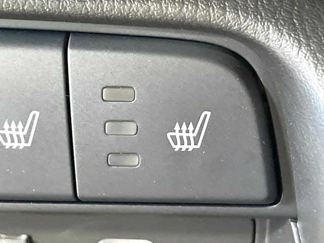 【シートヒーター】寒い日に重宝するシートヒーター!エアコンより早く温まってくれるので寒がりの人も安心ですね♪エアコンの温風は乾燥するから苦手、という方にもをおすすめです。