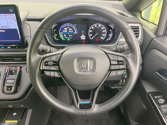 �C���e���A�ɍ��킹���f�U�C���̃X�e�A�����O�́A�^�]�������̂��Ƃ��l���A�^�]���₷���`��A�傫���ł��B�����x�A���ۂɐG���Ă��m���߂��������B