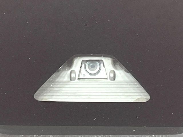 【スマートアシスト】走行中に前方の車両等を認識し、衝突しそうな時は警報とブレーキで衝突回避と被害軽減をアシスト。より安全にドライブをお楽しみいただけます。