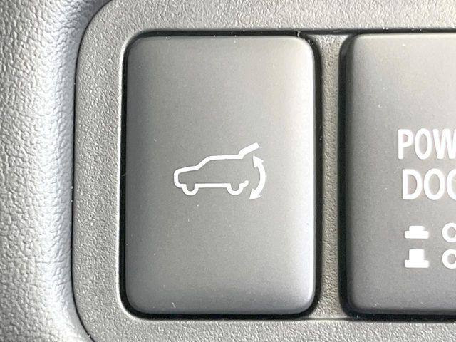 【パワーバックドア】スマートキーや運転席のボタンを押すだけでリアゲートが自動で開閉します!荷物を持っている時や、高い位置にあるバックドアを閉める際に便利な機能です♪
