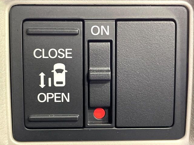 【パワースライドドア】スマートキーや運転席のスイッチでスライドドアの開閉が可能♪電動だから力を入れてドアを開ける必要が無く、小さいお子様でも、重い荷物を持っている時もラクに開け閉めできます♪