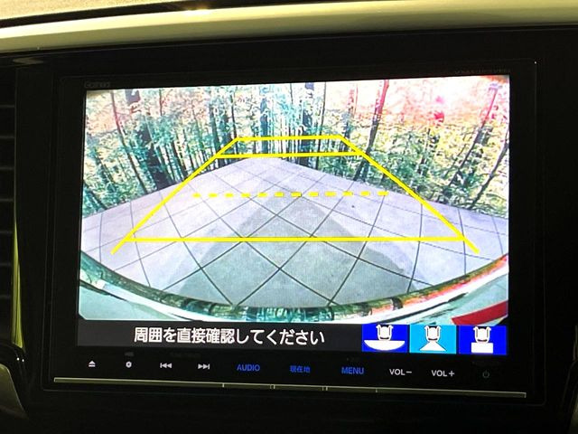 【バックカメラ】駐車時に後方がリアルタイム映像で確認できます。大型商業施設や立体駐車場での駐車時や、夜間のバック時に大活躍!運転スキルに関わらず、今や必須となった装備のひとつです!