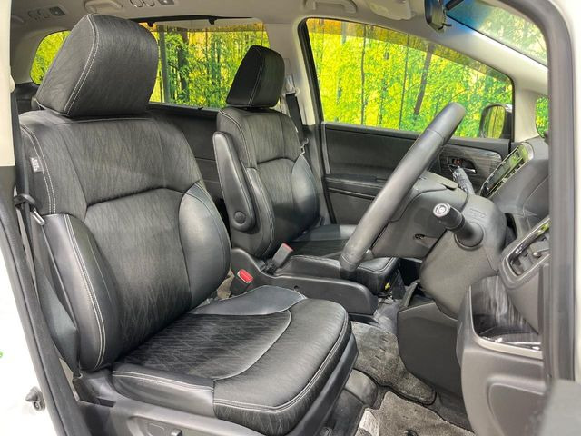 運転席シート廻りは使用感も少なく、良好な状態となっています。前オーナー様が丁寧に使っていたことがよくわかりますね。