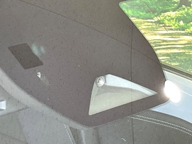 【i-ACTIVESENSE】走行中に前方の車両等を認識し、衝突しそうな時は警報とブレーキで衝突回避と被害軽減をアシスト。より安全にドライブをお楽しみいただけます。