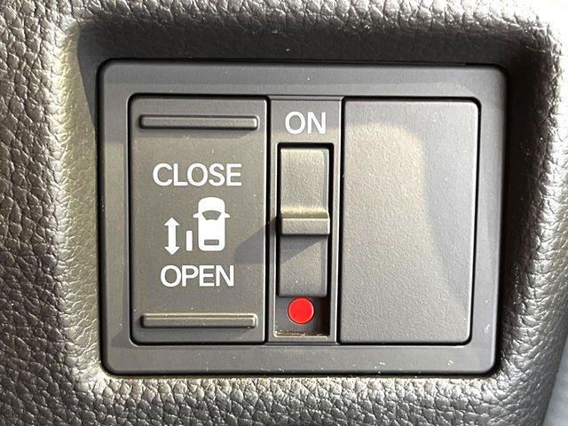 【パワースライドドア】スマートキーや運転席のスイッチでスライドドアの開閉が可能♪電動だから力を入れてドアを開ける必要が無く、小さいお子様でも、重い荷物を持っている時もラクに開け閉めできます♪