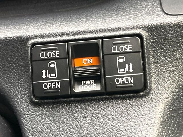 【両側パワースライドドア】スマートキーや運転席のスイッチで後席両側スライドドアの開閉が可能♪電動だから力を入れてドアを開ける必要が無く、小さなお子様でも簡単に開け閉めでき快適です♪