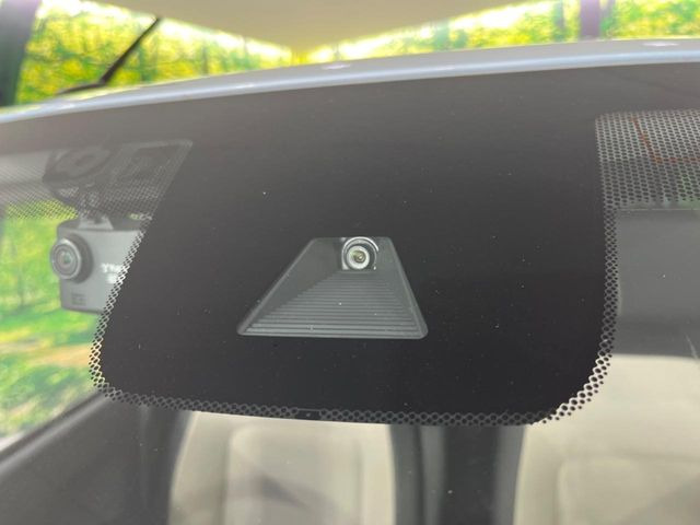 【ホンダセンシング】走行中に前方の車両等を認識し、衝突しそうな時は警報とブレーキで衝突回避と被害軽減をアシスト。より安全にドライブをお楽しみいただけます。