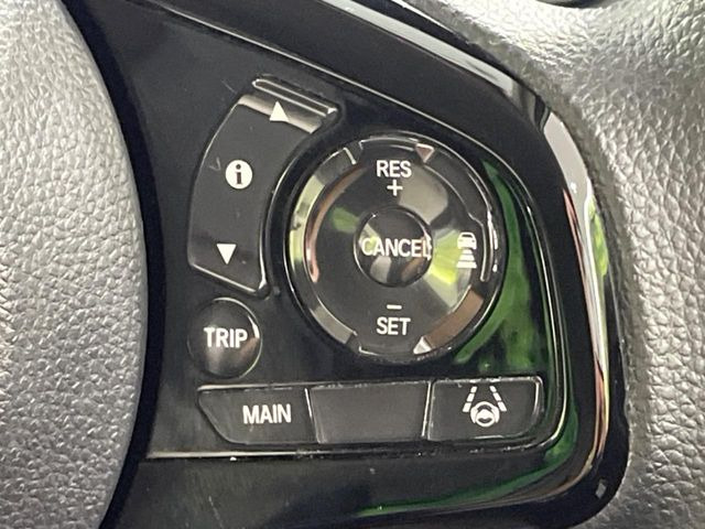 【アダプティブクルーズコントロール】高速道路での長距離走行が楽に!!自動で速度を保つクルーズコントロールが、衝突軽減システムと連携し、前方の車両を感知して車間を保つように速度調節してくれます!!