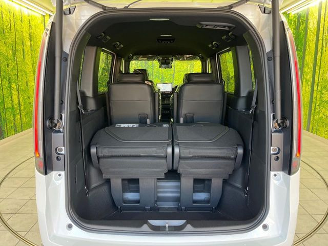 普段のお買い物や通勤、送迎等に十分な荷室スペースを確保しております。セカンドシートを倒すと、大きな荷物の積載も可能です♪