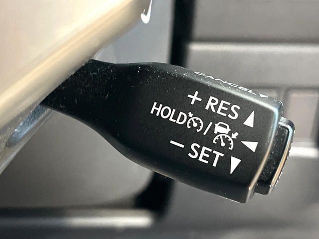 【レーダークルーズコントロール】高速道路での長距離走行が楽に!!自動で速度を保つクルーズコントロールが、衝突軽減システムと連携し、前方の車両を感知して車間を保つように速度調節してくれます!!
