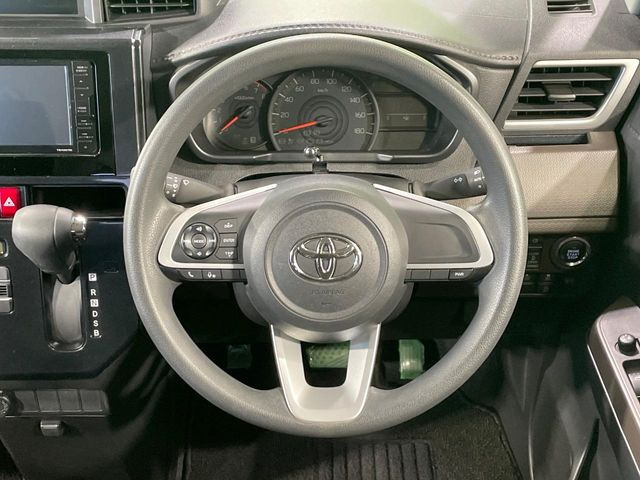 �C���e���A�ɍ��킹���f�U�C���̃X�e�A�����O�́A�^�]�������̂��Ƃ��l���A�^�]���₷���`��A�傫���ł��B�����x�A���ۂɐG���Ă��m���߂��������B