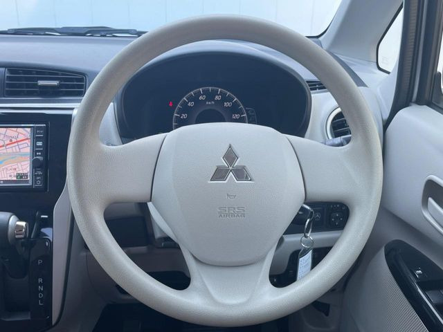 �C���e���A�ɍ��킹���f�U�C���̃X�e�A�����O�́A�^�]�������̂��Ƃ��l���A�^�]���₷���`��A�傫���ł��B�����x�A���ۂɐG���Ă��m���߂��������B