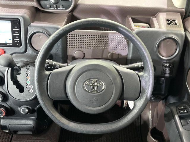 �C���e���A�ɍ��킹���f�U�C���̃X�e�A�����O�́A�^�]�������̂��Ƃ��l���A�^�]���₷���`��A�傫���ł��B�����x�A���ۂɐG���Ă��m���߂��������B