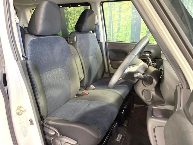 運転席まわりには十分なスペースがあり、大柄な方でもゆったり運転していただける環境です。