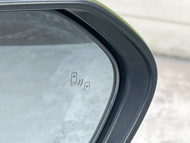 【ブラインドスポットモニター】走行中、ドアミラーの死角になりやすい箇所に後続車が接近するとサイドミラーのレンズに警告を表示!ドライバーに注意喚起をしてくれます。