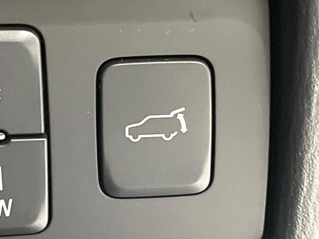 【パワーバックドア】スマートキーや運転席のボタンを押すだけでリアゲートが自動で開閉します!荷物を持っている時や、高い位置にあるバックドアを閉める際に便利な機能です♪