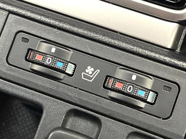 【シートベンチレーション】夏場は涼しい風でお尻や背中の熱やムレを防ぎ、冬はエアコンよりも早く温まってポカポカに!レザーシートにうれしい装備で、季節を問わず快適に過ごせます。