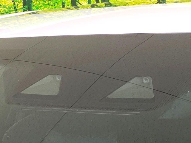 【プリクラッシュセーフティ】前方の車両等を検知し、衝突しそうな時は警報で注意を促し、ブレーキを踏む力をサポート。ブレーキを踏めなかった場合は衝突被害軽減ブレーキが作動、衝突回避をサポートします。