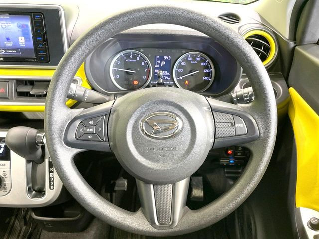�C���e���A�ɍ��킹���f�U�C���̃X�e�A�����O�́A�^�]�������̂��Ƃ��l���A�^�]���₷���`��A�傫���ł��B�����x�A���ۂɐG���Ă��m���߂��������B
