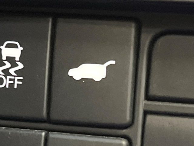 【パワーバックドア】スマートキーや運転席のボタンを押すだけでリアゲートが自動で開閉します!荷物を持っている時や、高い位置にあるバックドアを閉める際に便利な機能です♪