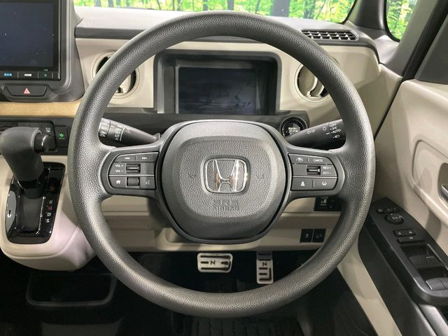 インテリアに合わせたデザインのステアリングは、運転される方のことも考え、運転しやすい形状、大きさです。是非一度、実際に触ってお確かめください。