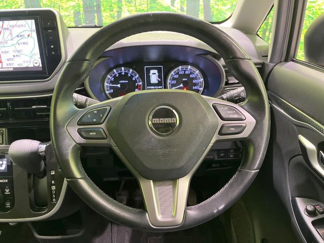 �C���e���A�ɍ��킹���f�U�C���̃X�e�A�����O�́A�^�]�������̂��Ƃ��l���A�^�]���₷���`��A�傫���ł��B�����x�A���ۂɐG���Ă��m���߂��������B