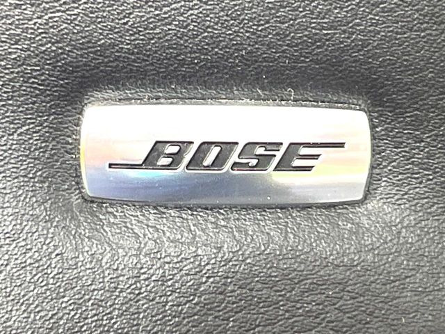 【BOSEサウンドシステム】メーカーオプションの高品位サウンドシステムを搭載。専用のチューニングが施された大小様々なスピーカーから良質なサウンドが奏でられ、臨場感あふれる音響空間を演出します。