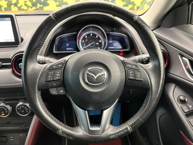 �C���e���A�ɍ��킹���f�U�C���̃X�e�A�����O�́A�^�]�������̂��Ƃ��l���A�^�]���₷���`��A�傫���ł��B�����x�A���ۂɐG���Ă��m���߂��������B