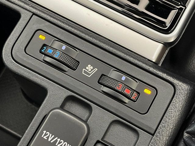 【シートヒーター&ベンチレーション】夏場は涼しい風でお尻や背中の熱やムレを防ぎ、冬はエアコンよりも早く温まってポカポカに!季節を問わず快適に過ごせます。